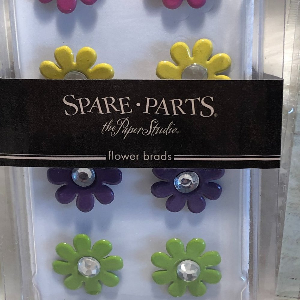 Mix of scrapbooking accessories, brads/pebbles and flowers - Picture 3 of 7